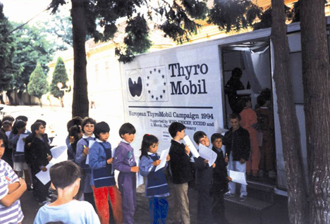 Румынские школьники ожидают обследования у ТироМобиля 