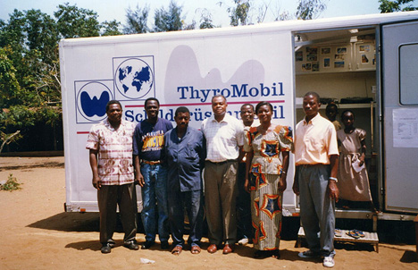 Африканский координатор программы ТироМобиль д-р. Нтамбве (в центре) и его команда